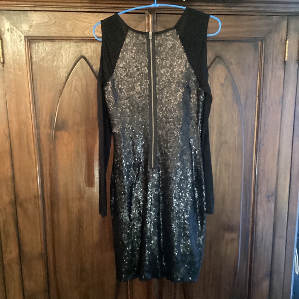 Jessica Simpson- cold shoulder dress with disk sequence (M)